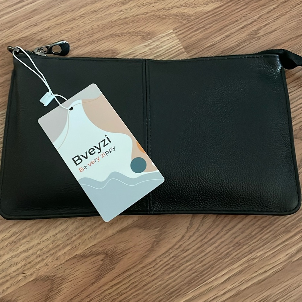 Bveyzi wristlet